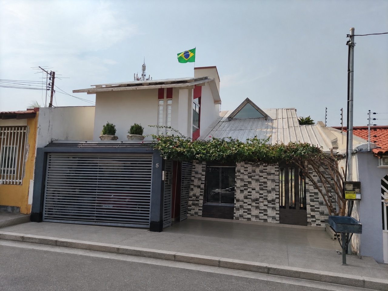 Fachada da unidade Weeke em Cuiabá, com calçada e acesso revitalizados