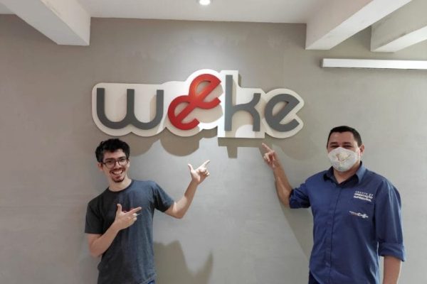 Equipe Weeke reunida no escritório
