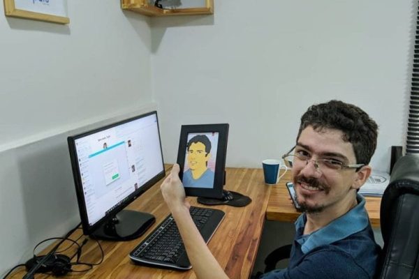 Profissional da Weeke trabalhando no escritório