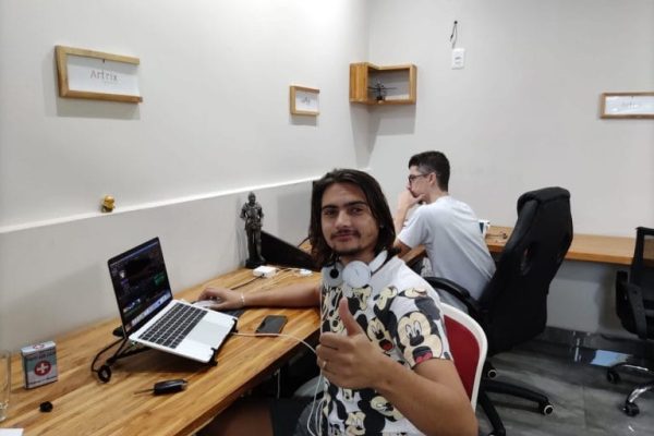 Profissional da Weeke em seu ambiente de trabalho