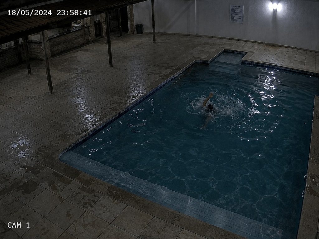Câmera identificando pessoa em situação de risco na água