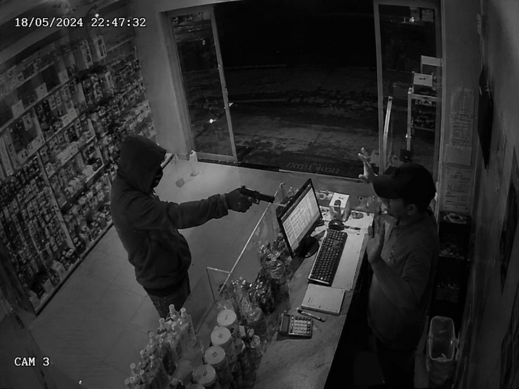 Câmera de segurança identificando situação de assalto com arma