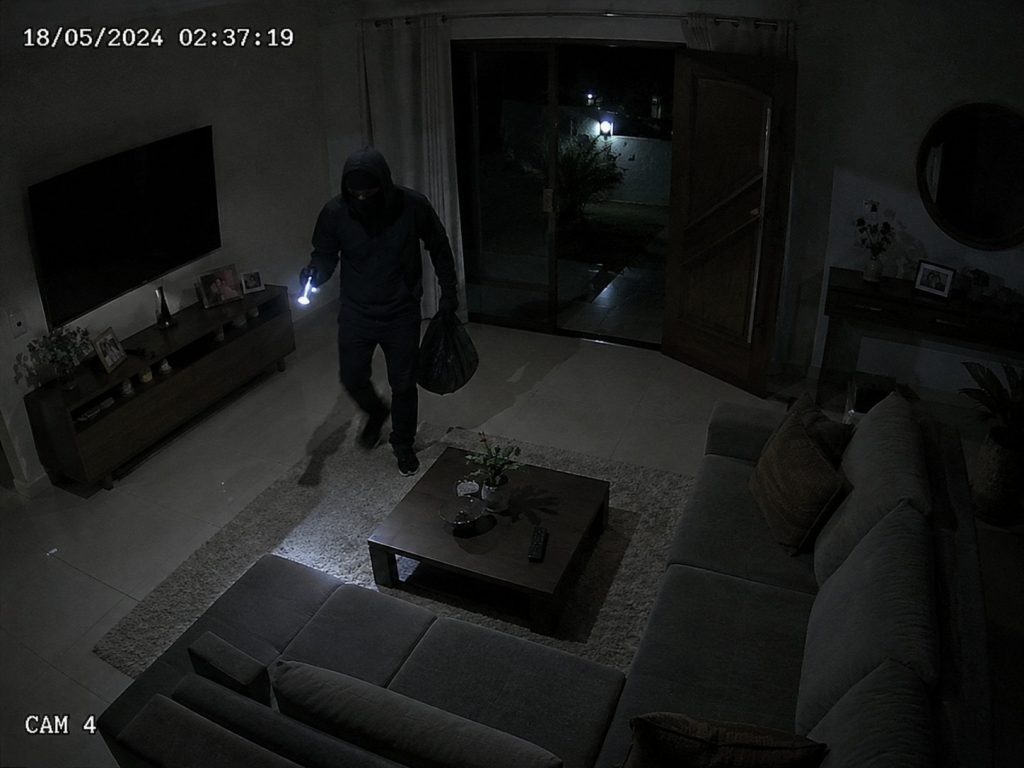 Câmera identificando tentativa de invasão durante a noite